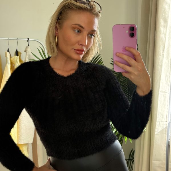 Pull doux noir crop top